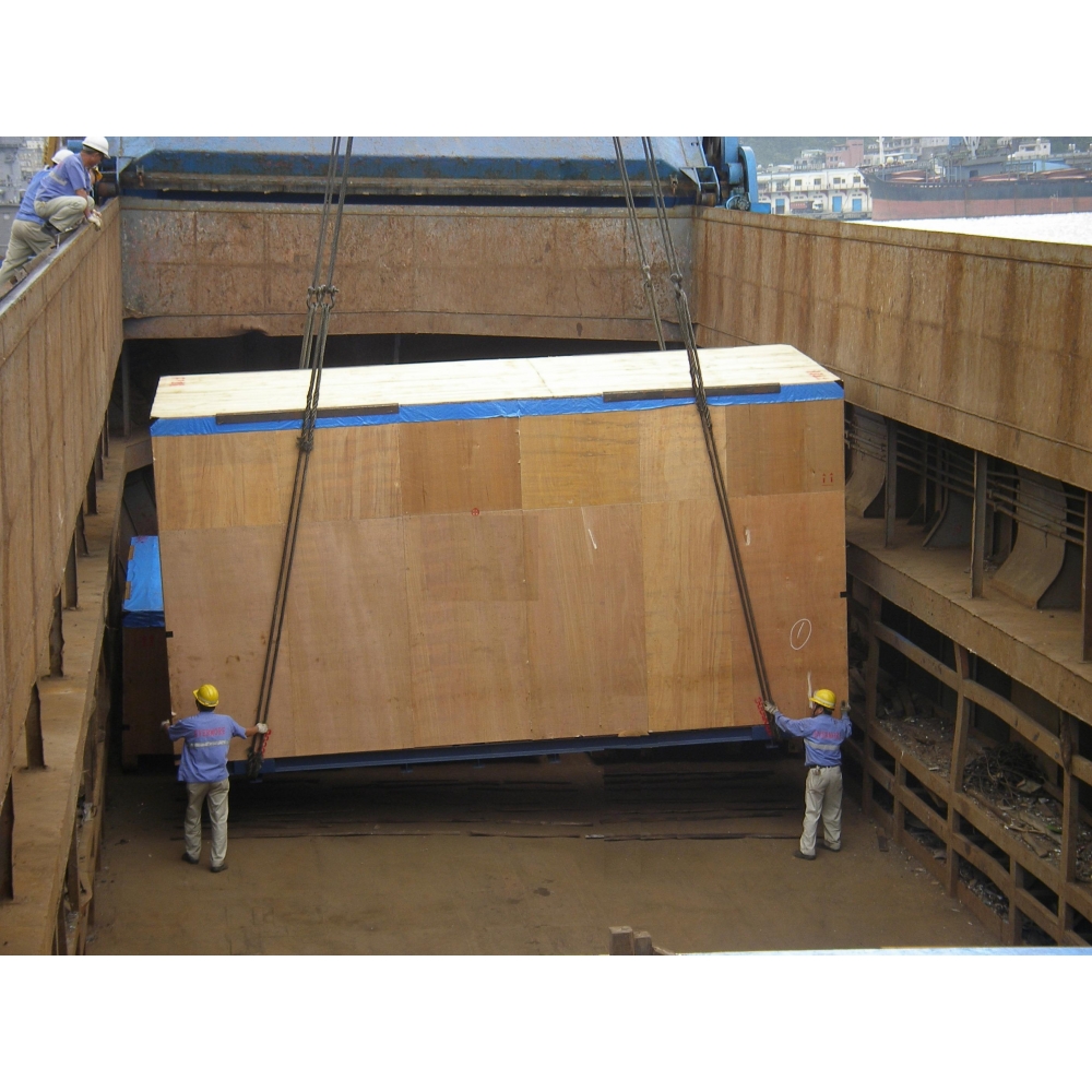 Huge Cargo.jpg Crewmen carefully make sure the HUGE cargo on board, and finsih lashing.